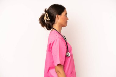 Profil görünümlü güzel İspanyol kadın hayal kuruyor, hayal kuruyor ya da hayal kuruyor. Veterinerlik kavramı