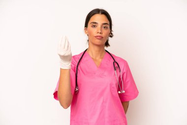 Güzel İspanyol kadın kapiş ya da para hareketi yapıyor, sana ödemeni söylüyor. Veterinerlik kavramı