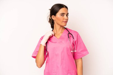 Güzel İspanyol bir kadın kibirli, başarılı, pozitif ve gururlu görünüyor. Veterinerlik kavramı