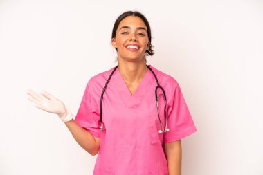 Oldukça İspanyol bir kadın mutlu hissediyor, bir çözüm ya da fikir bulduğuna şaşırıyor. Veterinerlik kavramı