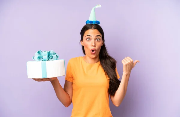 Pretty Hispanic Woman Looking Astonished Disbelief Birthday Concept — Fotografia de Stock