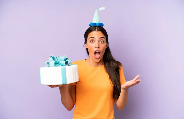 Pretty Hispanic Woman Amazed Shocked Astonished Unbelievable Surprise Birthday Concept — Fotografia de Stock