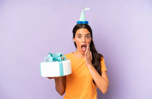 Pretty Hispanic Woman Feeling Shocked Scared Birthday Concept — Fotografia de Stock