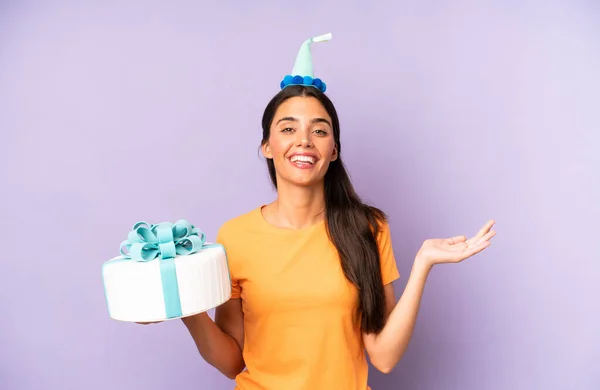 Pretty Hispanic Woman Feeling Happy Surprised Realizing Solution Idea Birthday — Fotografia de Stock