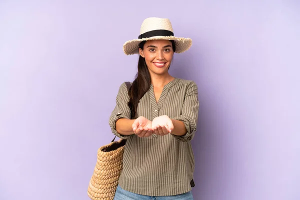 Pretty Hispanic Woman Smiling Happily Friendly Offering Showing Concept Summer — Zdjęcie stockowe