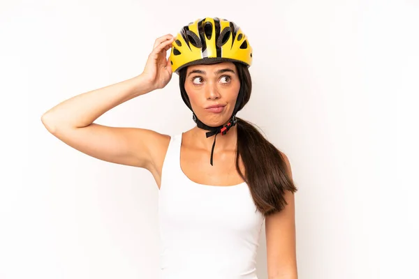 Pretty Hispanic Woman Feeling Puzzled Confused Scratching Head Bike Helmet —  Fotos de Stock