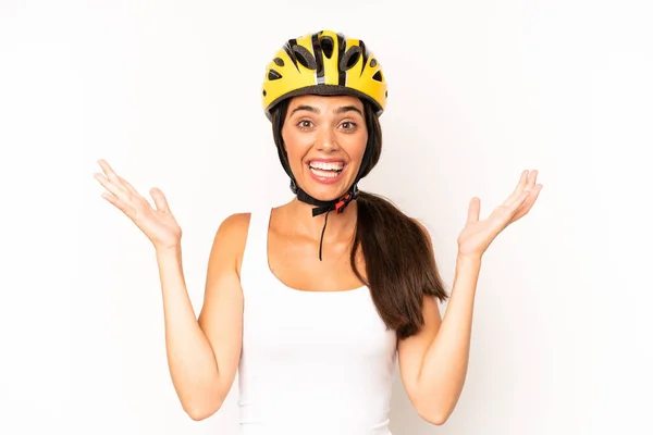 他的惊慌失措的女人对令人难以置信的事感到快乐和惊讶 自行车头盔概念 — 图库照片
