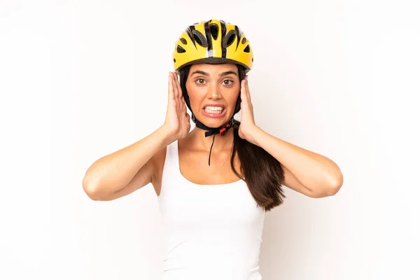 他的惊慌失措的女人感到压力 焦虑或害怕 双手放在头上 自行车头盔概念 — 图库照片