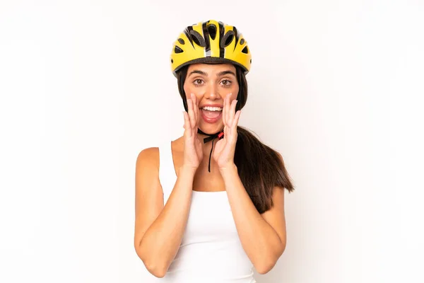 他那惊慌失措的女人高兴极了 双手紧挨在嘴边大喊 自行车头盔概念 — 图库照片