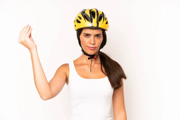 他的惊慌失措的女人在做花言巧语或金钱手势 叫你付钱 自行车头盔概念 — 图库照片
