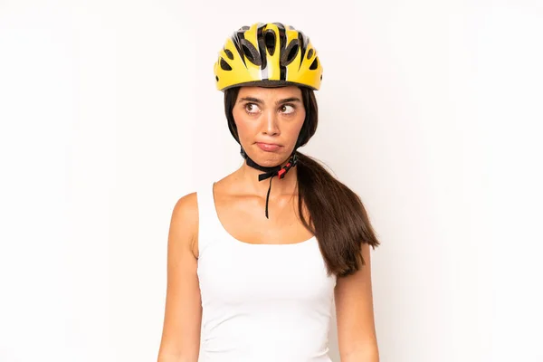 他的惊慌失措的女人很伤心 很不高兴 很生气 并向旁边看 自行车头盔概念 — 图库照片