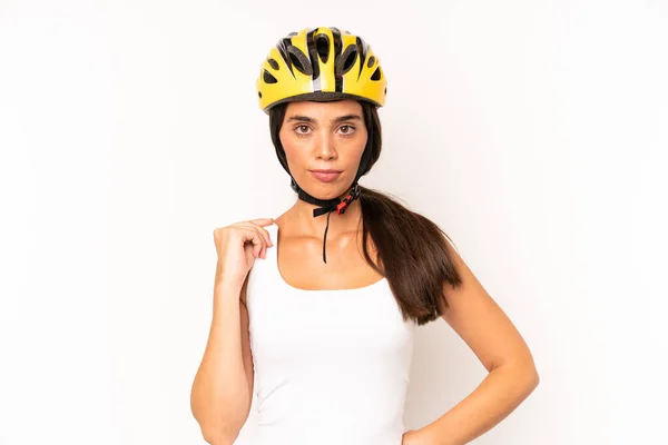 他的惊慌失措的女人看上去很傲慢 很成功 很积极 很自豪 自行车头盔概念 — 图库照片