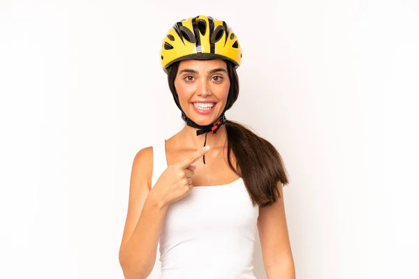 他那惊慌失措的女人兴奋而惊讶地指着旁边 自行车头盔概念 — 图库照片