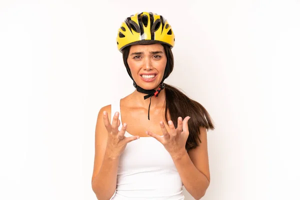 他那惊慌失措的女人看上去很绝望 很沮丧 很紧张 自行车头盔概念 — 图库照片