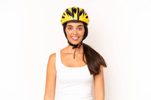 他那惊慌失措的漂亮女人看上去很高兴 也很惊喜 自行车头盔概念 — 图库照片