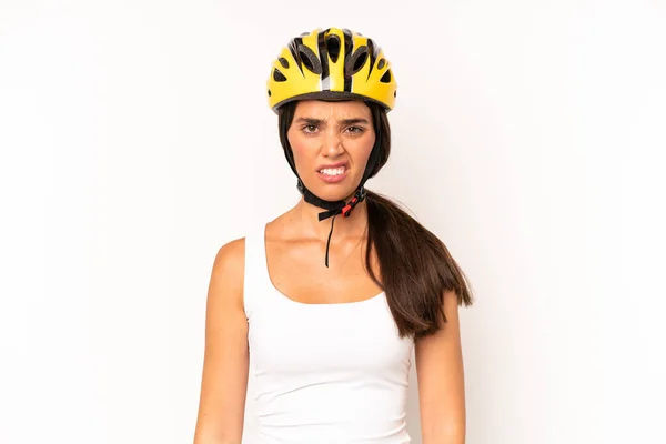 他的惊慌失措的女人感到困惑和困惑 自行车头盔概念 — 图库照片