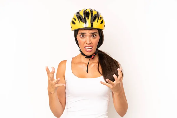 他的惊慌失措的女人感到非常震惊和惊讶 自行车头盔概念 — 图库照片