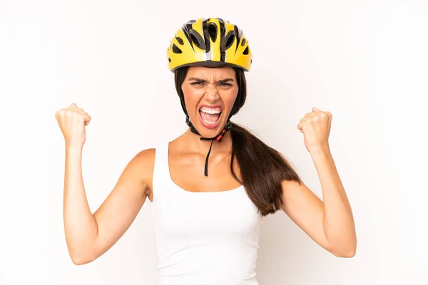 Vacker Latinamerikansk Kvinna Skriker Aggressivt Med Ett Argt Uttryck Cykelhjälmskoncept — Stockfoto