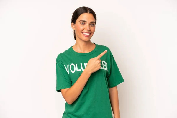 Pretty Hispanic Woman Looking Excited Surprised Pointing Side Ecology Volunteer — Fotografia de Stock