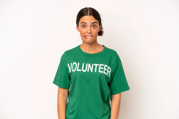 Pretty Hispanic Woman Looking Puzzled Confused Ecology Volunteer Concept — Stock Photo, Image