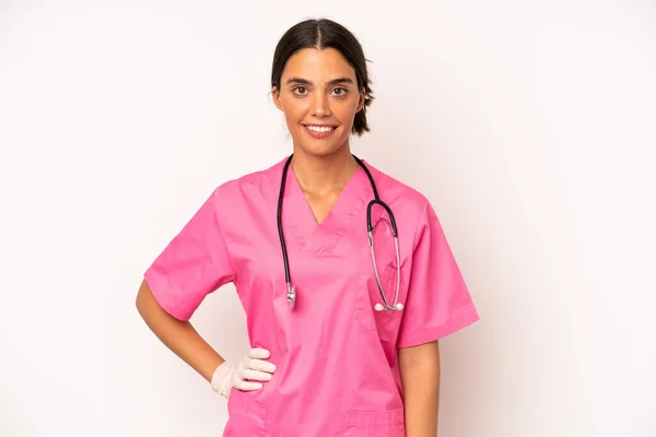 Pretty Hispanic Woman Smiling Happily Hand Hip Confident Veterinarian Concept — Fotografia de Stock