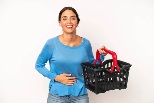 Uma Mulher Bastante Hispânica Rir Uma Piada Hilariante Conceito Cesto — Fotografia de Stock