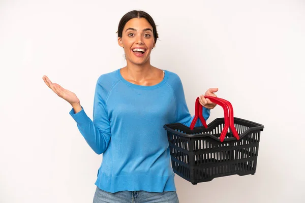 Hübsche Hispanische Frau Die Sich Glücklich Und Erstaunt Über Etwas — Stockfoto