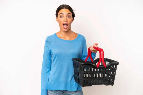 Mujer Hispana Bonita Mirando Muy Sorprendido Sorprendido Concepto Cesta Compra —  Fotos de Stock