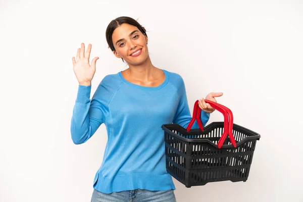 Hübsche Hispanische Frau Lächelt Glücklich Winkt Mit Der Hand Begrüßt — Stockfoto