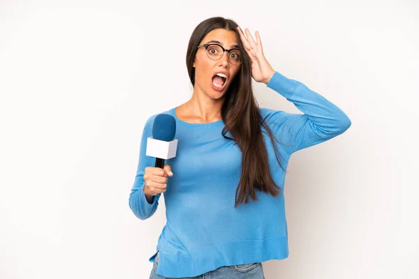 Oldukça Spanyol Bir Kadın Mutlu Şaşkın Şaşırmış Görünüyor Bir Mikrofon — Stok fotoğraf