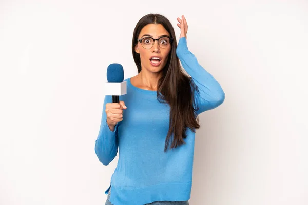 Pretty Hispanic Woman Screaming Hands Air Presenter Microphone Concept — Foto de Stock