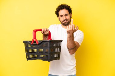 Çılgın sakallı adam kızgın, sinirli, asi ve agresif hissediyor. boş pazar sepeti kavramı