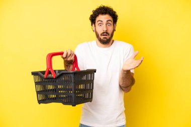 Çılgın sakallı adam inanılmaz bir sürprizle şaşkına dönmüş ve hayrete düşmüştü. boş pazar sepeti kavramı