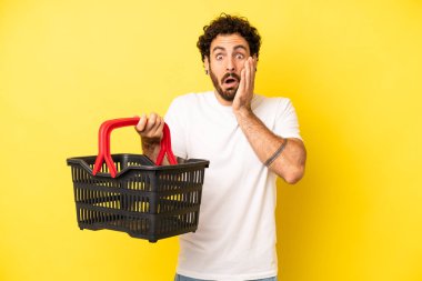 Çılgın sakallı adam şok olmuş ve korkmuş hissediyor. boş pazar sepeti kavramı