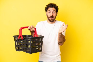 Çılgın sakallı adam şok olmuş ve şaşırmış hissediyor. boş pazar sepeti kavramı