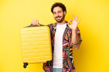 Çılgın sakallı adam kendini mutlu hissediyor, iyi bir jestle onaylıyor. tatil kavramı