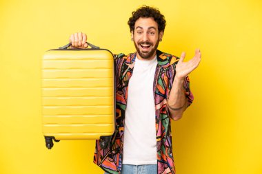 Çılgın sakallı adam inanılmaz bir şey karşısında mutlu ve şaşkın hissediyor. tatil kavramı