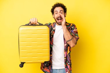 Çılgın sakallı adam mutlu hissediyor, elleri ağzının kenarında bağırıyor. tatil kavramı