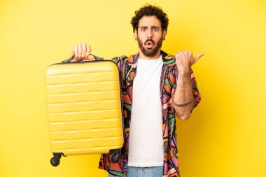 Çılgın sakallı adam, inançsızlığa hayret ediyor. tatil kavramı