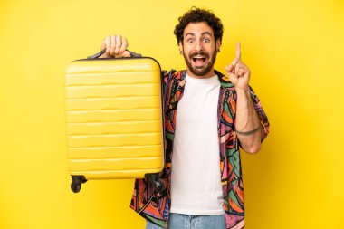 Çılgın sakallı adam bir fikri fark ettikten sonra mutlu ve heyecanlı bir dahi gibi hissediyor. tatil kavramı