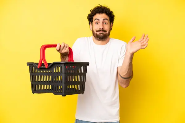 Loco Barbudo Sintiéndose Desconcertado Confundido Dudando Concepto Cesta Mercado Vacía —  Fotos de Stock