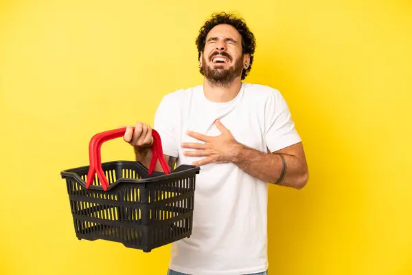 Homem Barbudo Louco Rir Uma Piada Hilariante Conceito Cesta Mercado — Fotografia de Stock