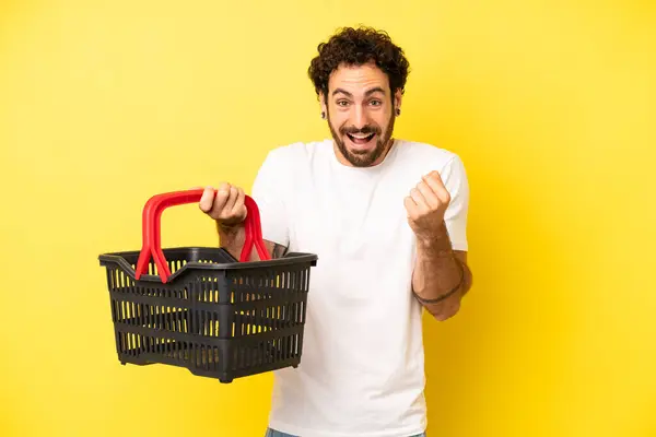 Loco Barbudo Sintiéndose Sorprendido Riendo Celebrando Éxito Concepto Cesta Mercado —  Fotos de Stock