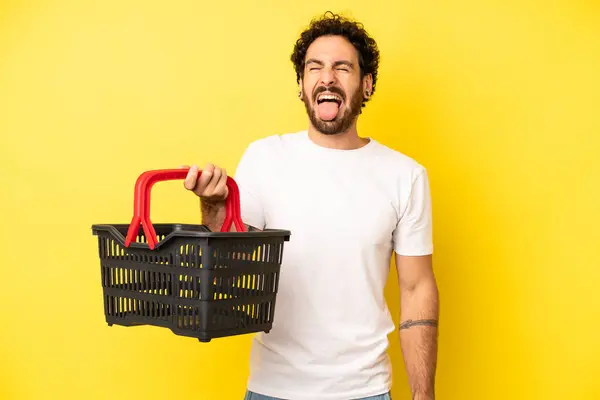 Louco Barbudo Homem Com Atitude Alegre Rebelde Brincando Língua Furando — Fotografia de Stock