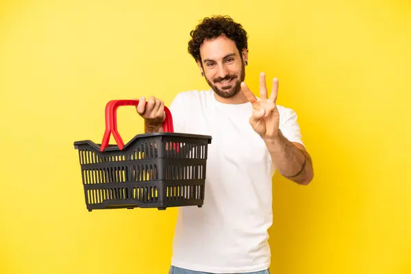 Pazzo Uomo Barbuto Sorridente Dall Aspetto Amichevole Mostrando Numero Tre — Foto Stock