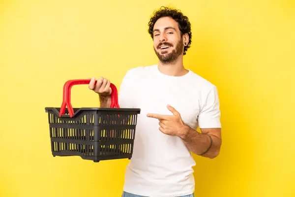 Loco Barbudo Sonriendo Alegremente Sintiéndose Feliz Señalando Hacia Lado Concepto —  Fotos de Stock