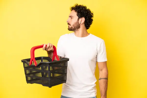 Verrückter Bärtiger Mann Profil Der Denkt Sich Vorstellt Oder Tagträumt — Stockfoto