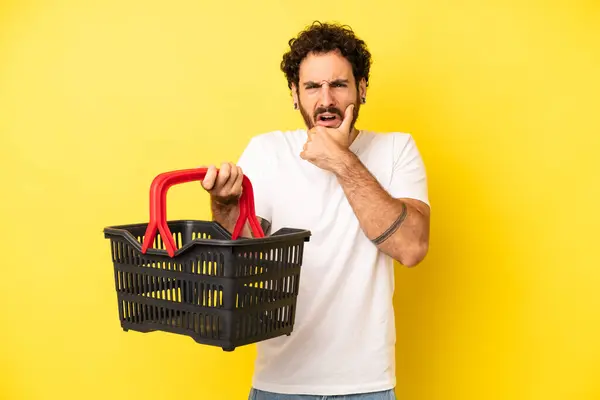 Galen Skäggig Man Med Mun Och Ögon Vidöppna Och Hand — Stockfoto