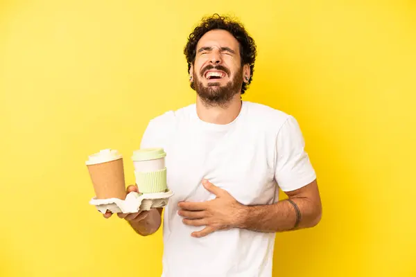 Çılgın Sakallı Adam Komik Bir Şakaya Yüksek Sesle Gülüyor Kahve — Stok fotoğraf