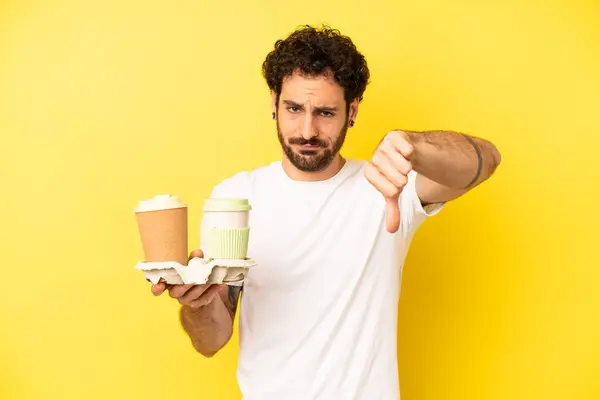 Çılgın Sakallı Adam Kızgın Baş Parmağını Kaldırıyor Kahve Konseptini Kaldır — Stok fotoğraf